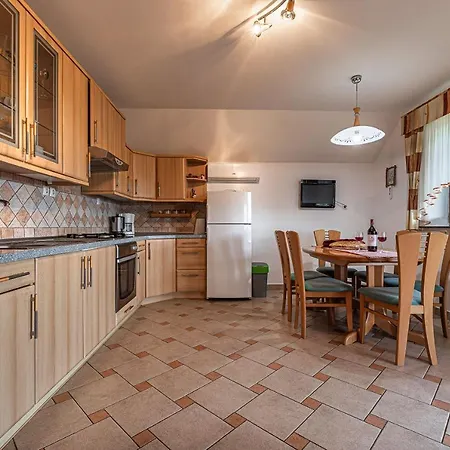 Vineyard Ucman - Happy